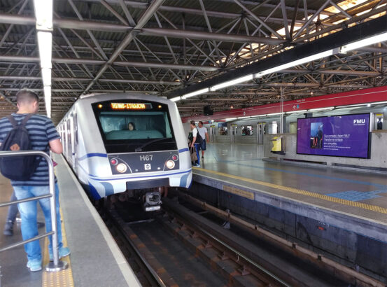 Trem na Linha 3-Vermelha linha vermelha