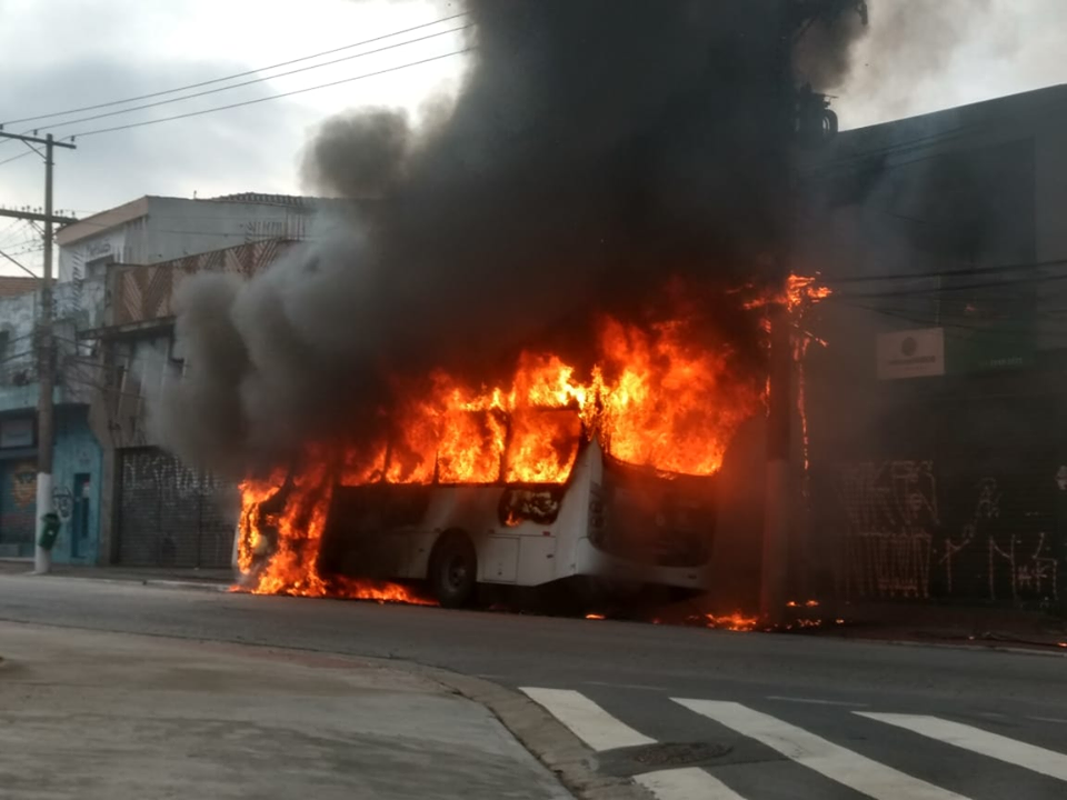 Ônibus pega fogo Avenida Sapopemba