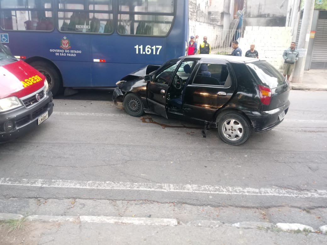 Acidente Ônibus e Carro Rua Vicente Leporace