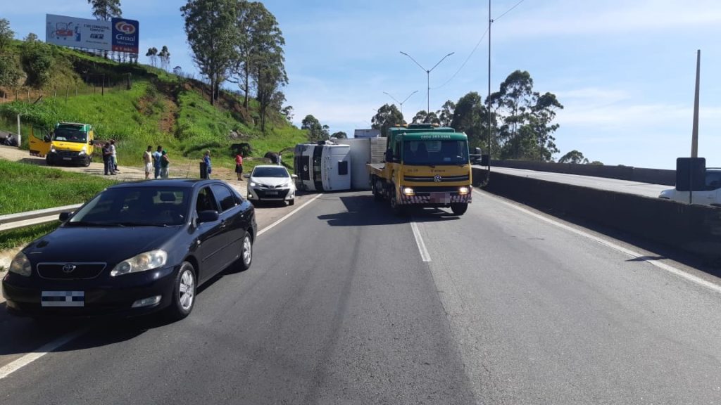 Caminhão tombado Mairiporã