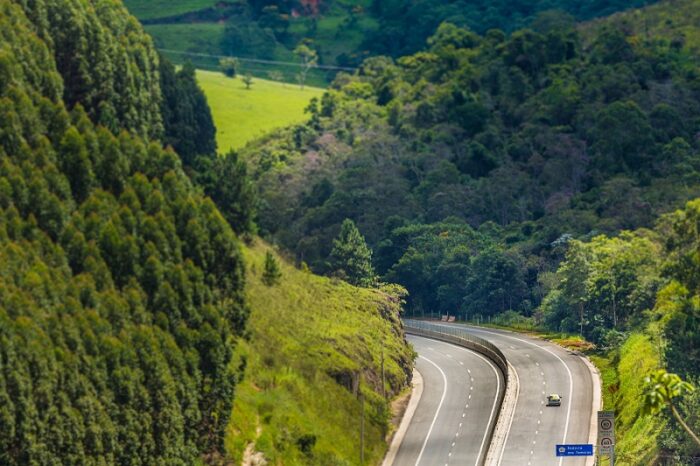 Trânsito na rodovia dos Tamoios Natal