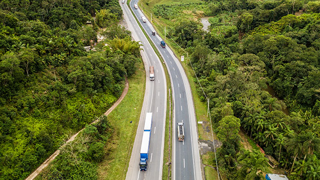 Trânsito na Régis Bittencourt BR-116 Rodovia Régis Bittencourt