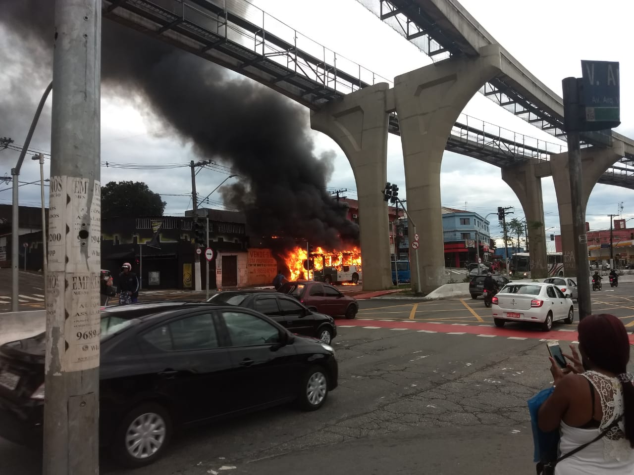 Ônibus pega fogo na Avenida Sapopemba