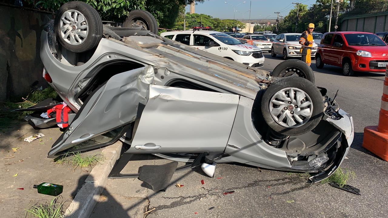 Carro capotou na Avenida Ermano Marchetti