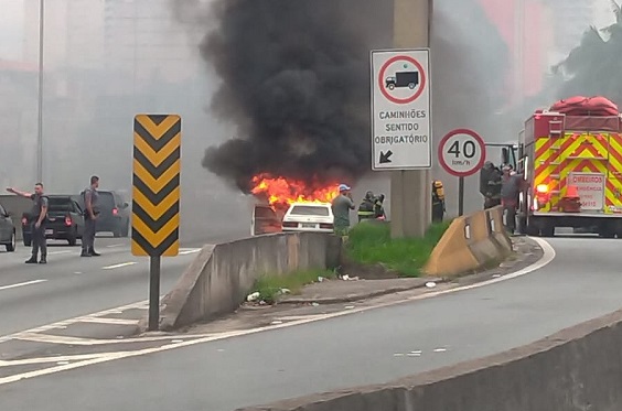 Carro em chamas na rodovia Raposo Tavares