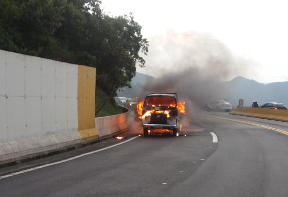 Incêndio em utilitário Rodovia Mogi Bertioga