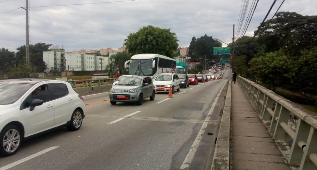 Trânsito na Avenida Paulo Ayres