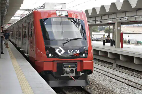 Trem na Linha 10-Turquesa cptm