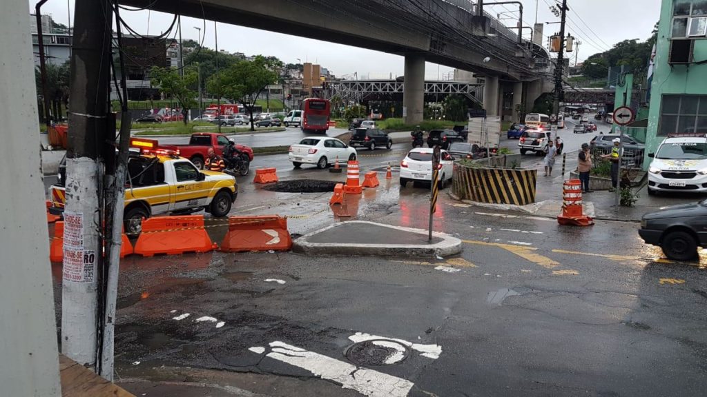 Buraco na Avenida João Dias