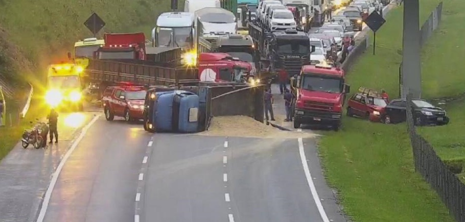 Caminhão Rodovia Ayrton Senna