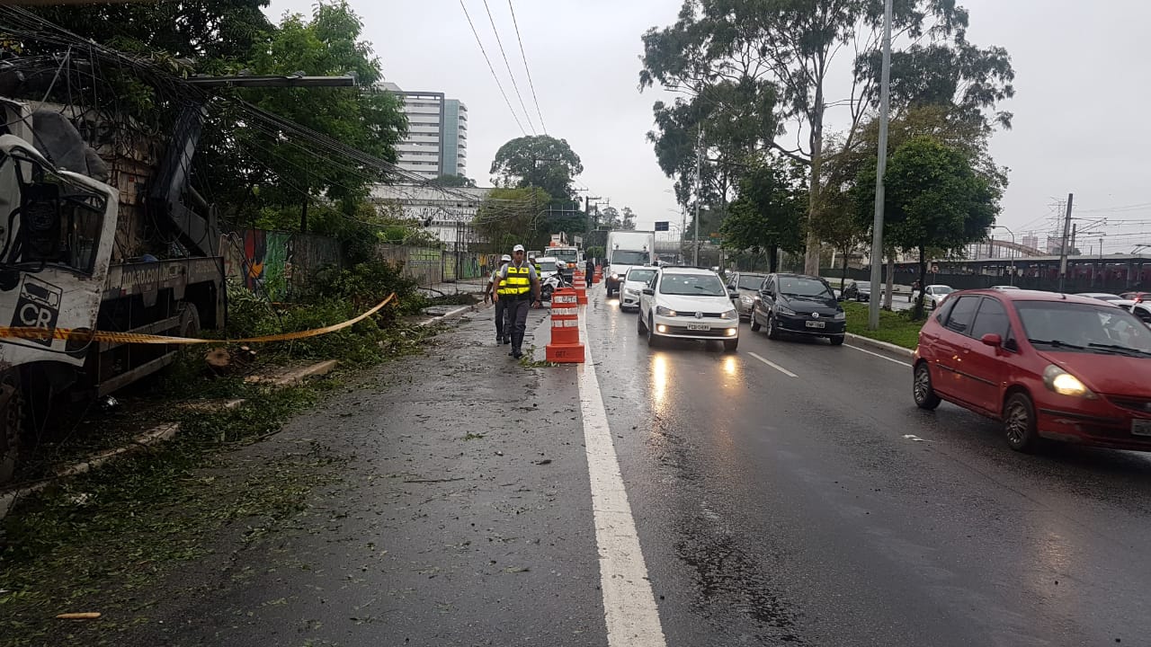 Caminhão Poste Nações Unidas