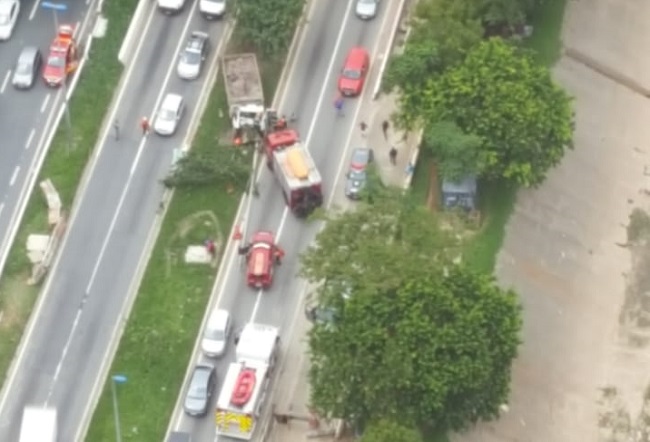 Caminhão na Marginal Tietê Ponte