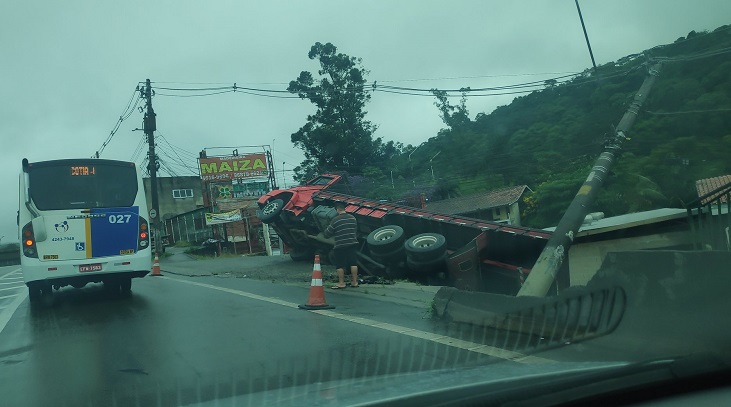 Caminhão tombado Rodovia Raposo Tavares