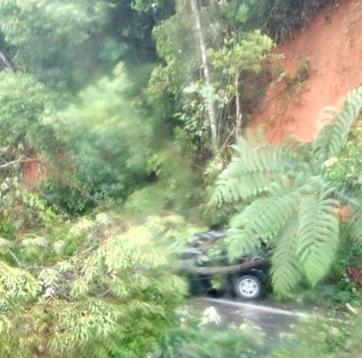 Queda de barreira rodovia Fernão Dias