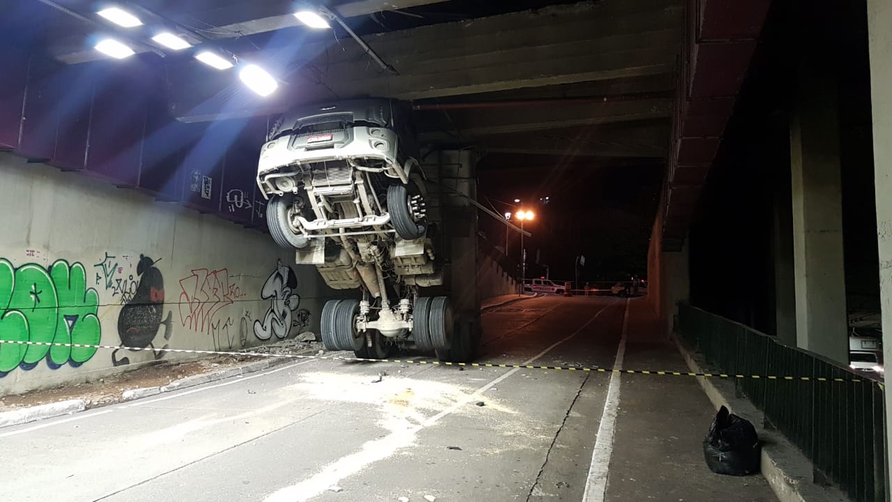 Caminhão Viga Ligação Leste-Oeste