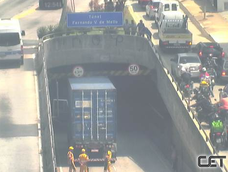 Caminhão no Túnel Fernando Vieira de Mello