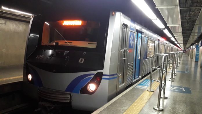 Trem na Estação Luz Linha 1-Azul