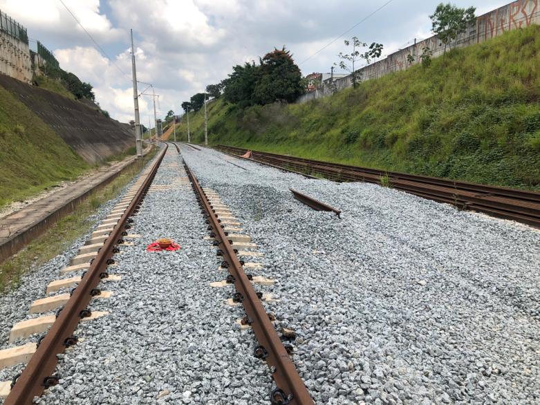 Colocação de trilhos avançam em direção às estações Mendes-Vila Natal e  Varginha da Linha 9-Esmeralda