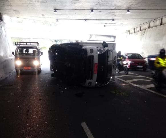 Caminhão Túnel Ayrton Senna Tombamento