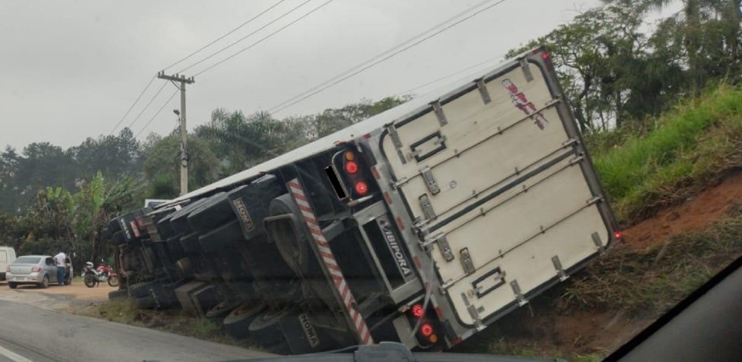 Carreta tomba Embu