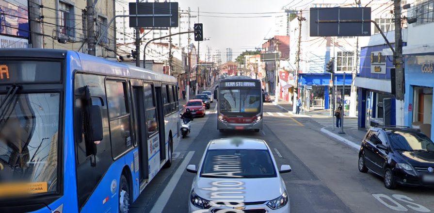 Colisão entre dois ônibus deixa feridos na Alameda Santo Amaro