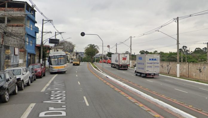 Capotamento de carro deixa homem ferido na Avenida Doutor Assis Ribeiro