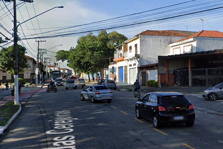 Colisão entre carro e moto deixa homem ferido na Avenida das Cerejeiras