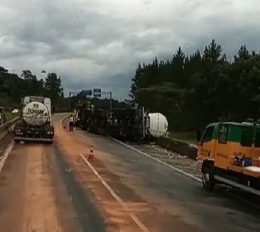 Carreta tombada Turvo