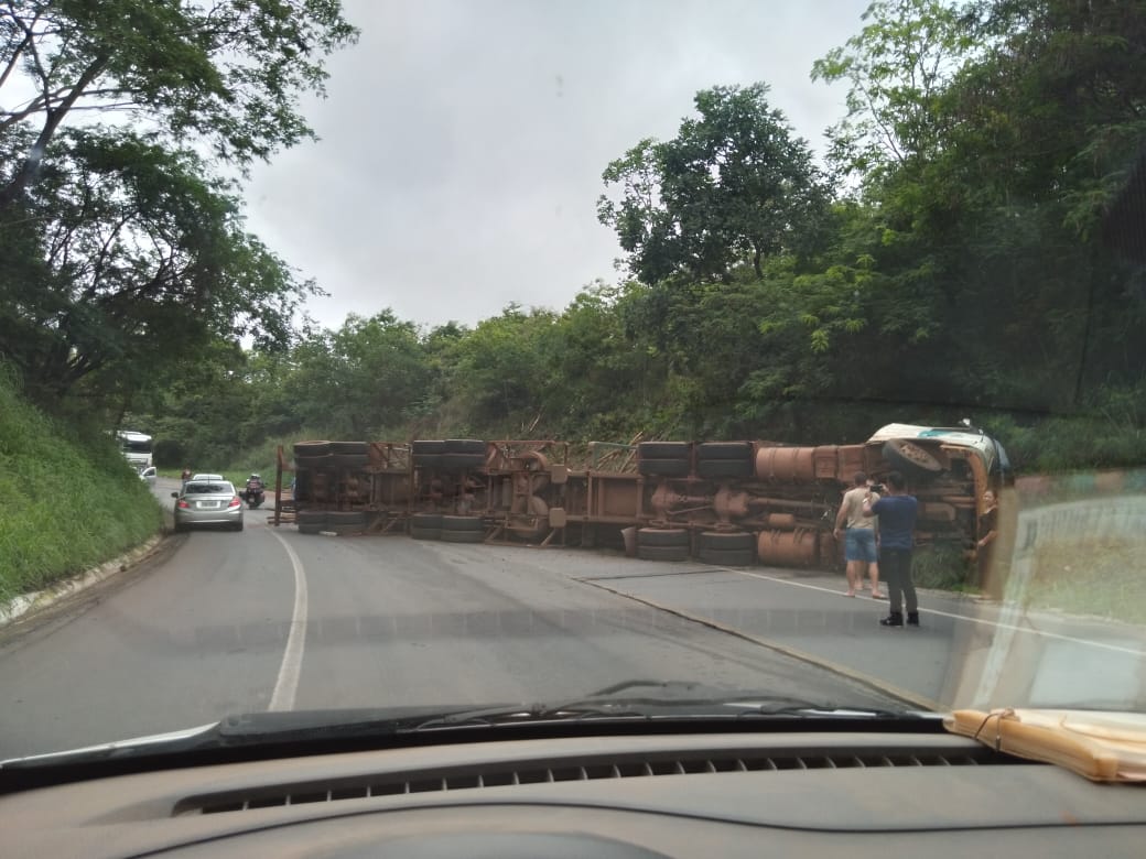 Caminhão que transportava tomates tomba na BR 251