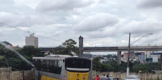 Motorista perde o controle e bate ônibus em muro na Zona Leste