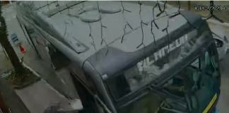 Vídeo: Ônibus elétrico bate em carros na Zona Sul de SP