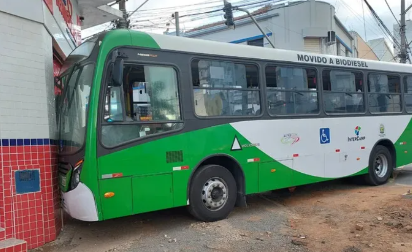 Ônibus Atinge Carro E Invade Farmácia No Centro De Campinas 4534