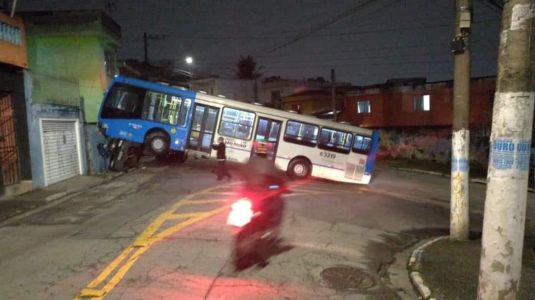 Um ônibus da MobiBrasil colidiu com um automóvel na rua Vittório Gui