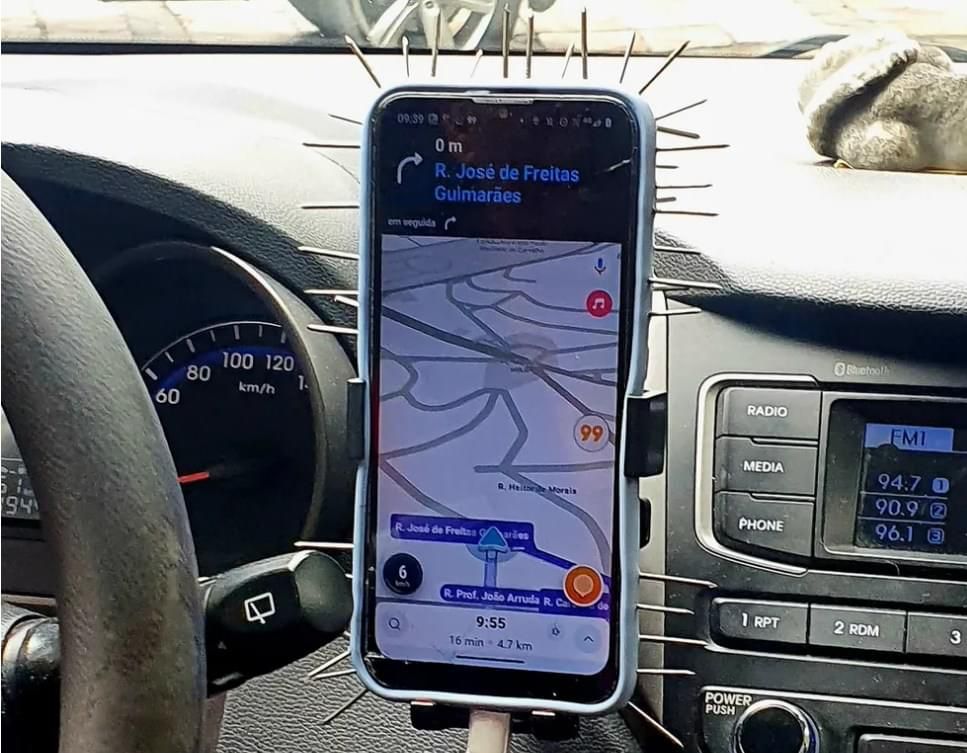 motorista usa prego para proteger celular