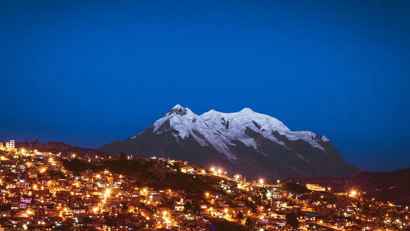 La Paz com a Cordilheira dos Andes ao fundo, destaque para o pico Illimani / Divulgação