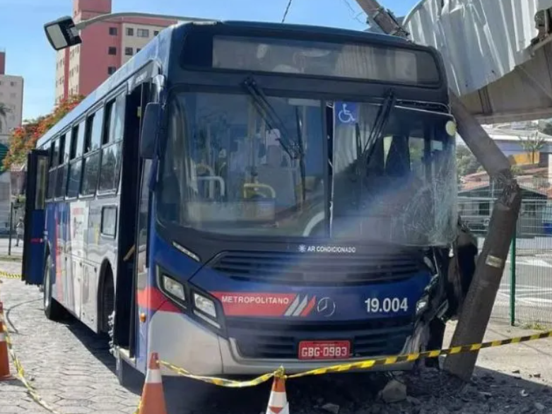 Ônibus da EMTU colide com poste em Valinhos