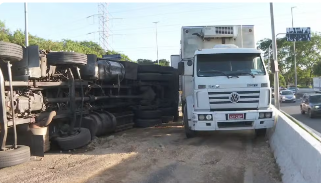 Caminhão tomba na Marginal do Tietê, sentido Castello Branco, e interdita a pista central nesta quarta-feira (20)
