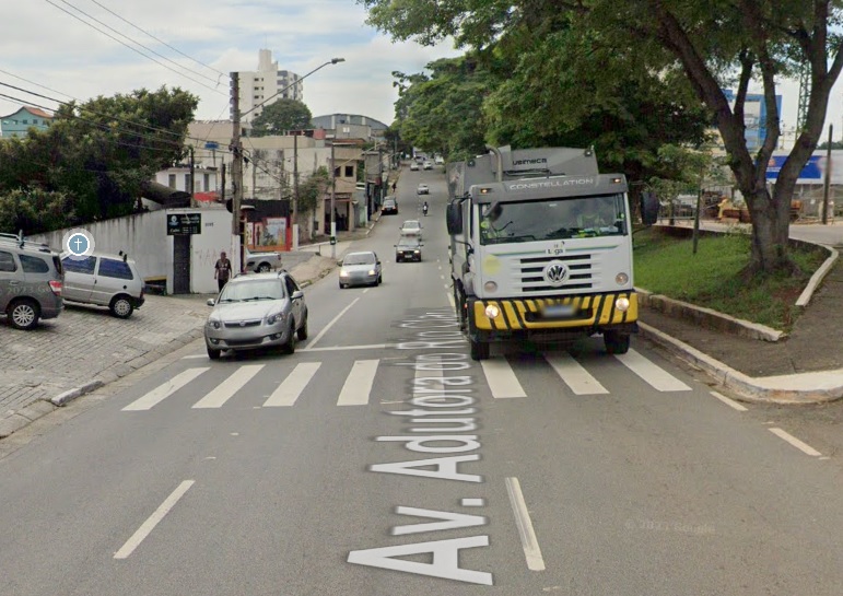 Homem fica ferido após ser atropelado por moto na Avenida Sapopemba no Jardim Adutora