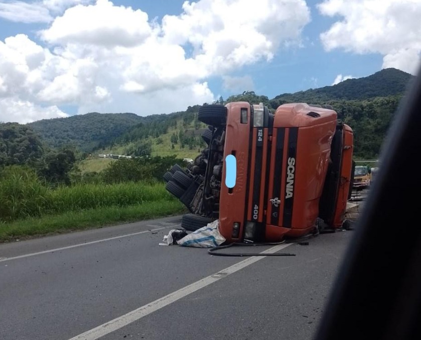 carreta scania vermelha