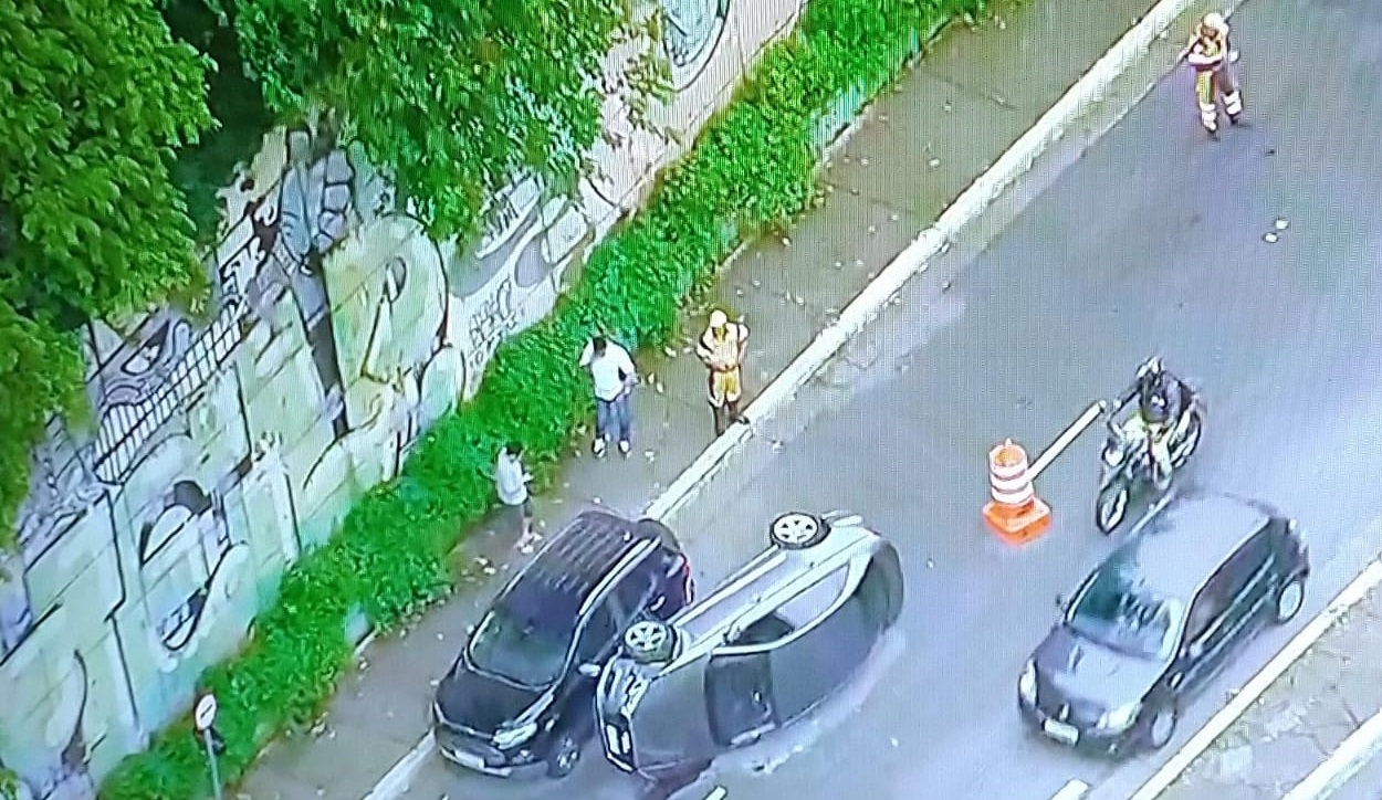 dois carros colisão