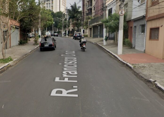 Acidente entre moto e carro deixa homem ferido na Rua Francisco Cruz na ...