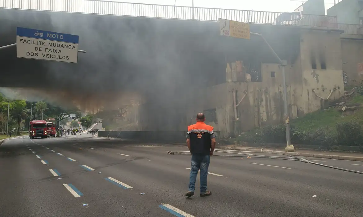 fogo em viaduto