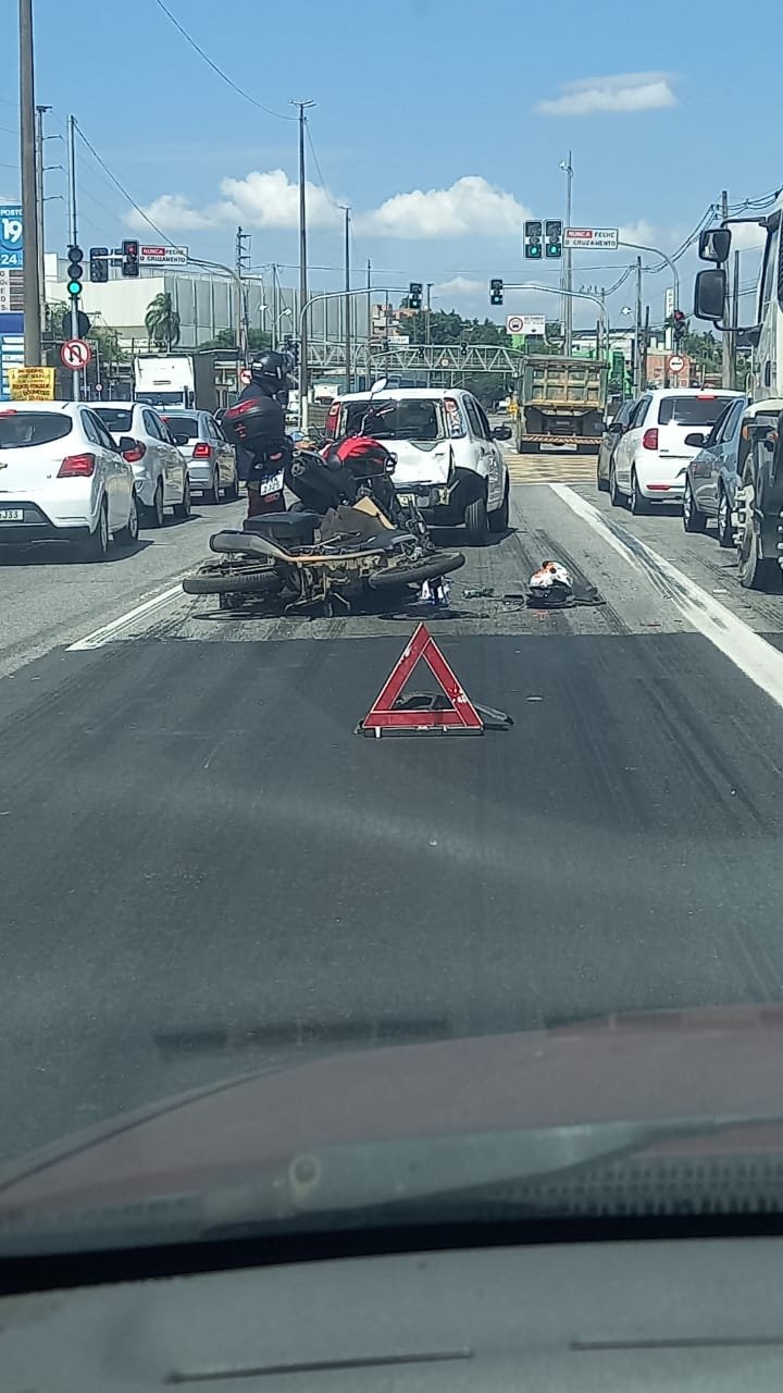 envolve carro e moto