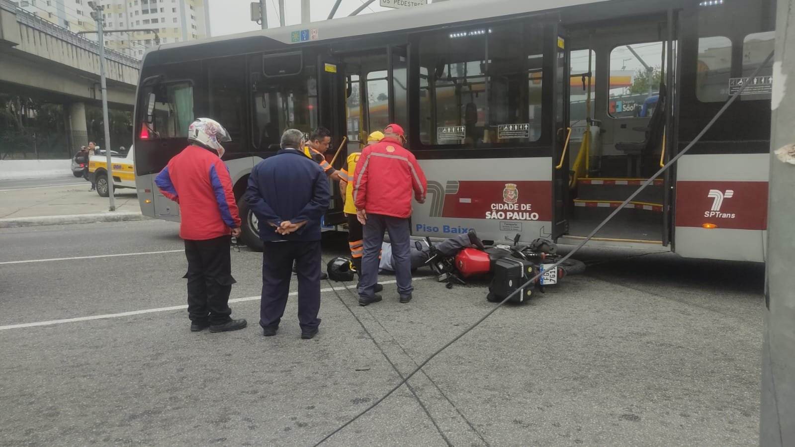 envolve ônibus e moto