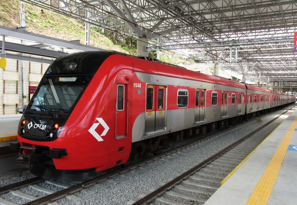 trem da cptm vermelho