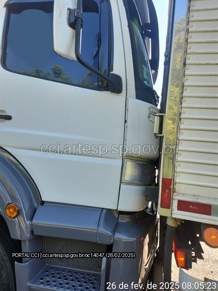 Caminhão Volvo e carreta Mercedes-Benz rodovia castelo branco