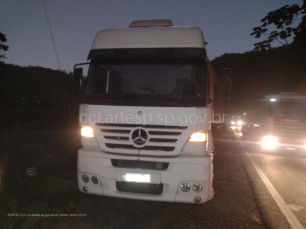 Carreta Mercedes-Benz branca rodovia anchieta