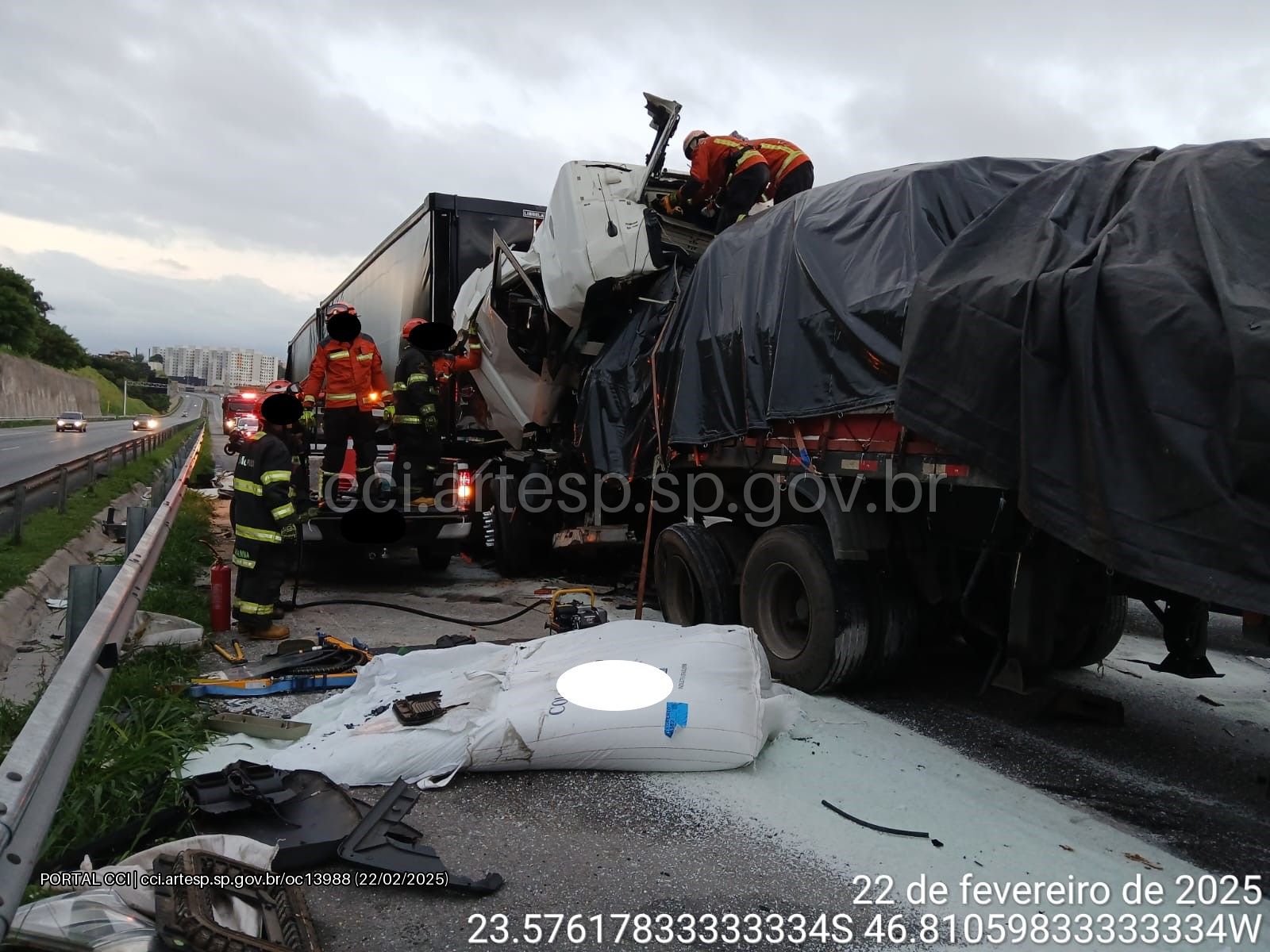 Carretas Scania e Volvo rodoanel