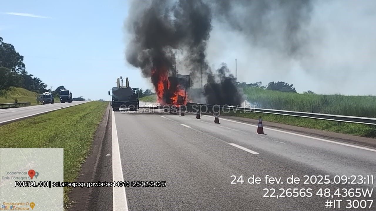 caminhão vw incêndio após fogo sp-225