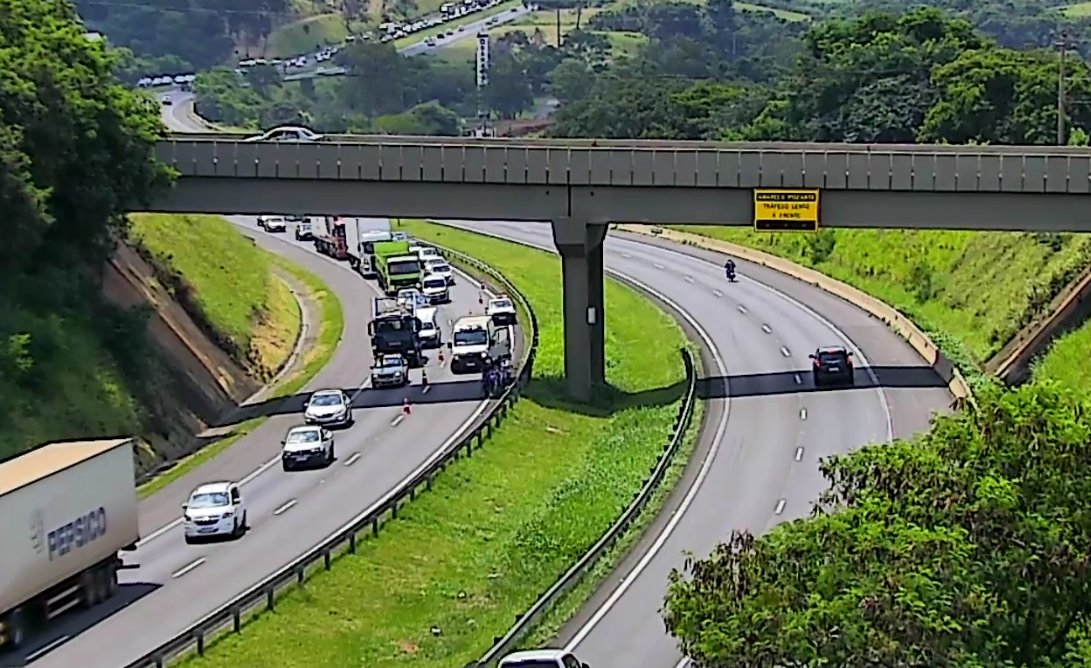 Colisão entre moto e carro Anel Viário Magalhães Teixeira